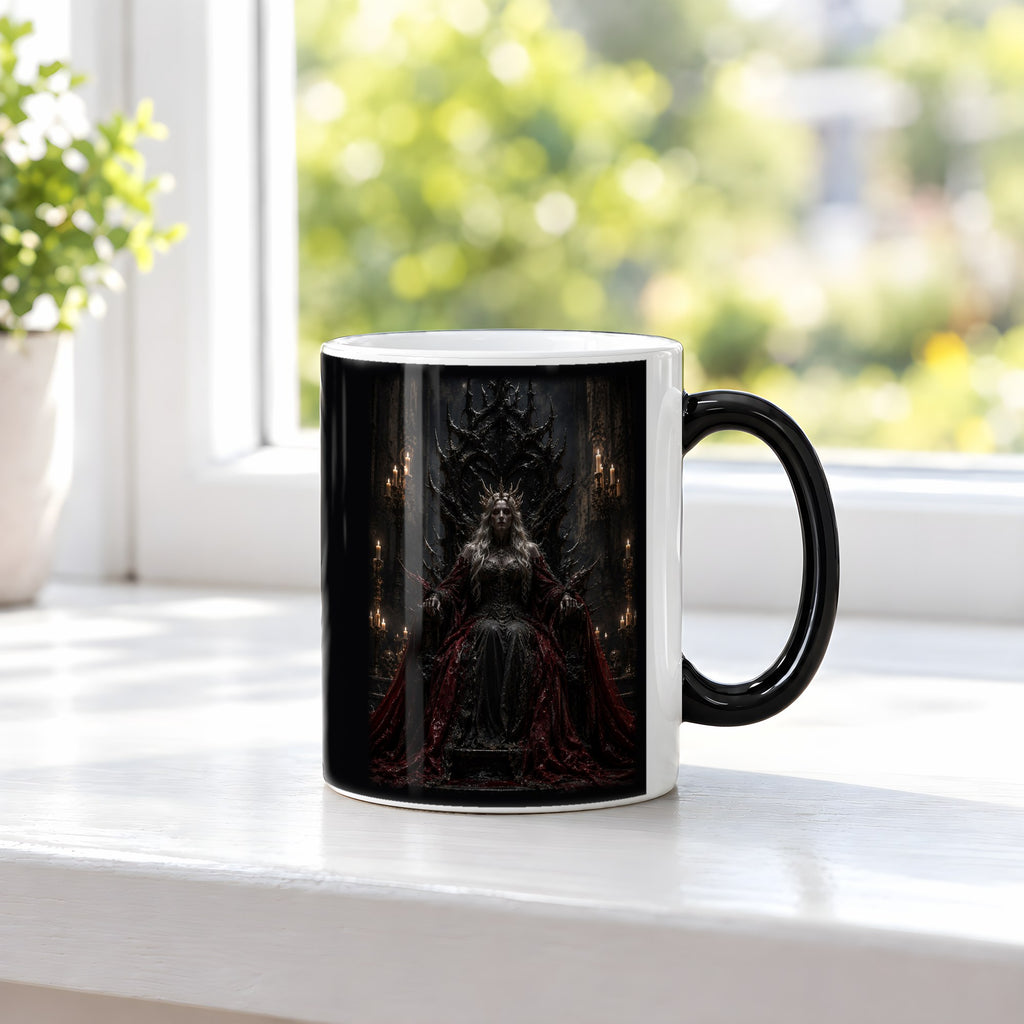 Die Dunkelkönigin – Black Edition Zaubertasse mit Motiv (heiß), auf der Fensterbank