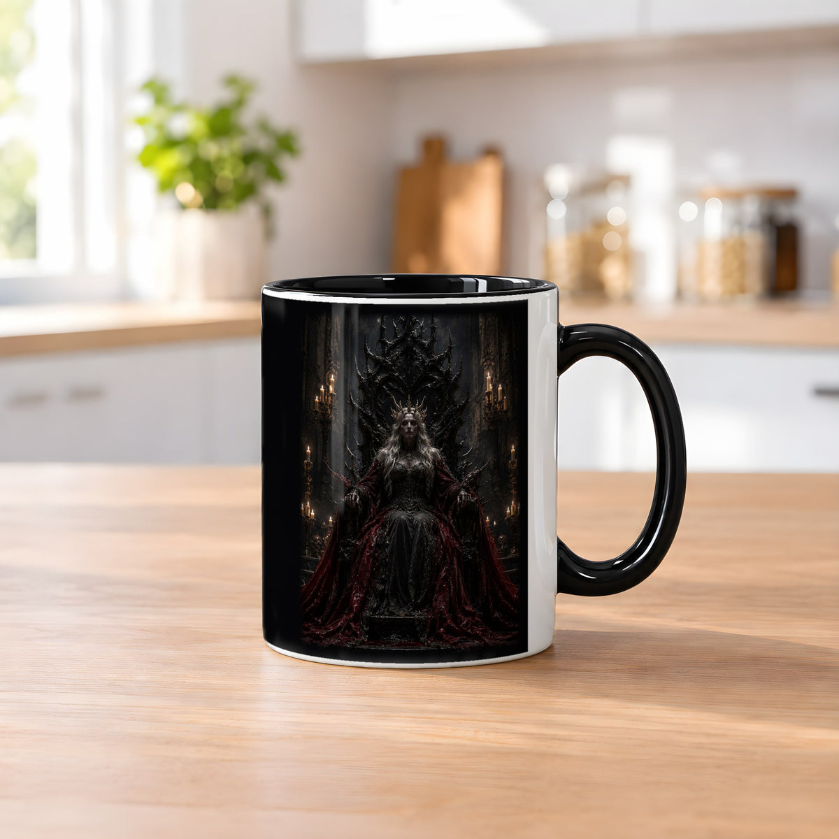 Die Dunkelkönigin – Tasse innen schwarz, auf dem Küchentresen