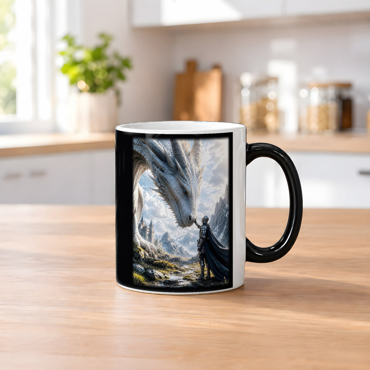 Das Vertrauen – Black Edition Zaubertasse mit Motiv (heiß), auf dem Küchentresen