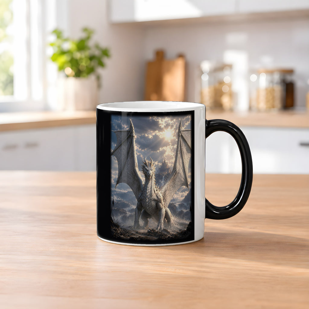 Der Elfenbeindrache – Black Edition Zaubertasse mit Motiv (heiß), auf dem Küchentresen