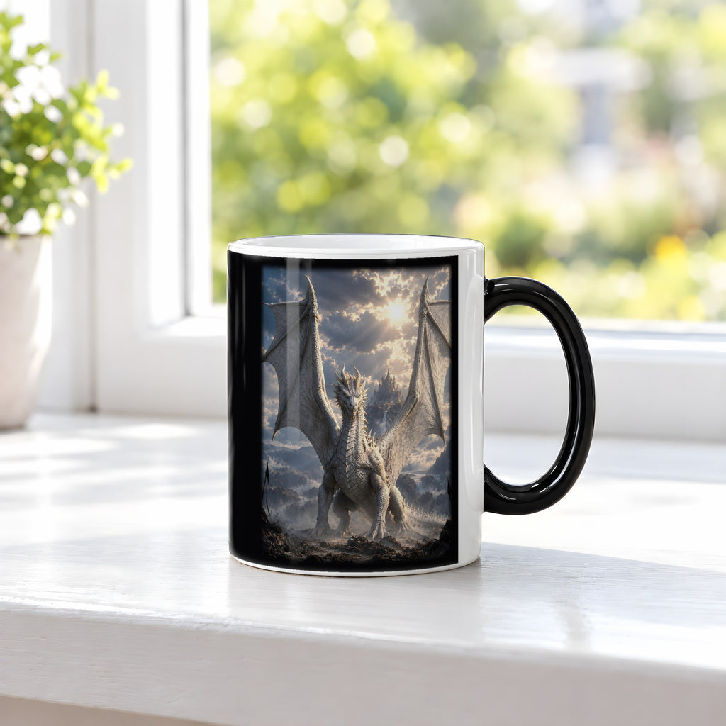 Der Elfenbeindrache – Black Edition Zaubertasse mit Motiv (heiß), auf der Fensterbank