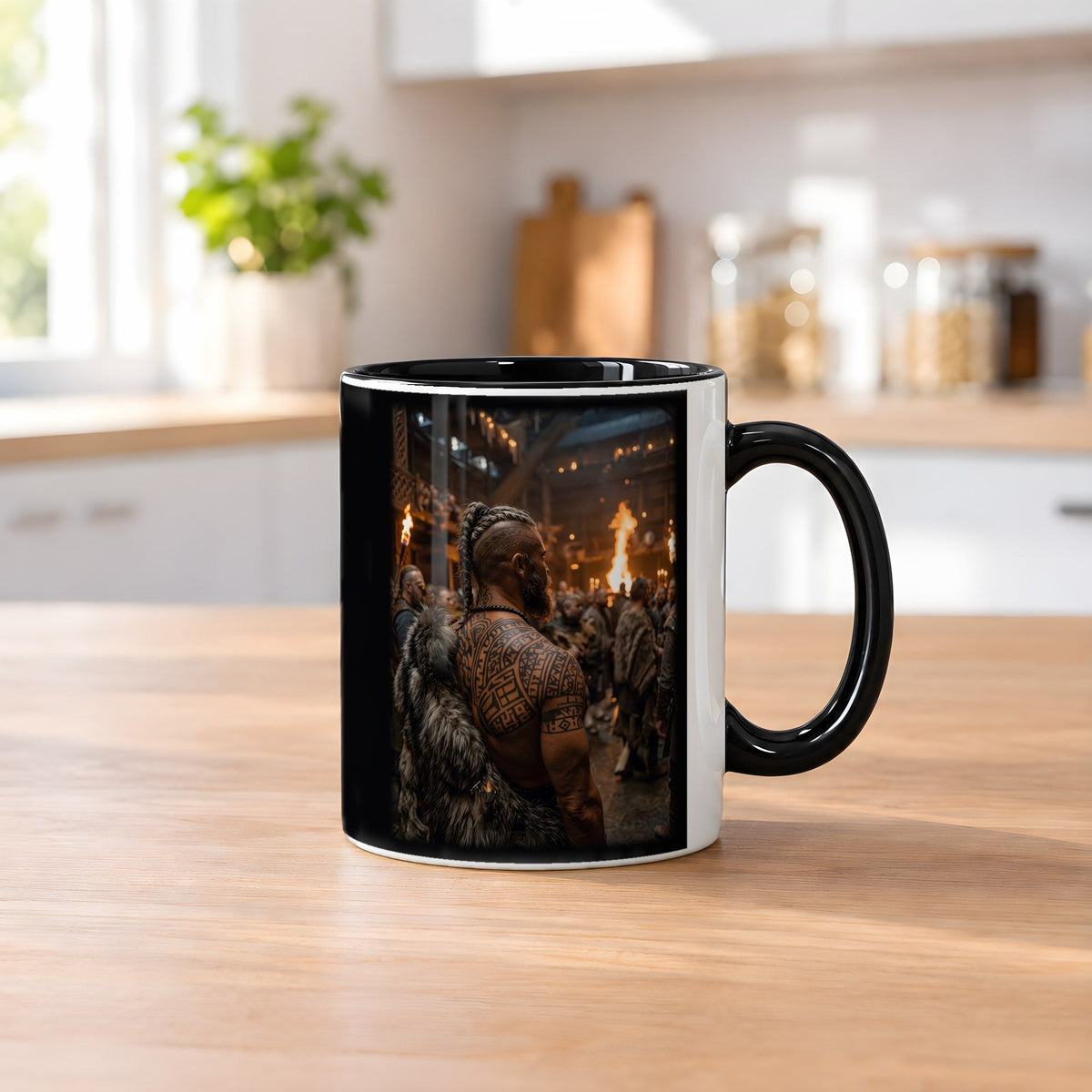 Einzug in die Halle – Tasse innen schwarz, auf dem Küchentresen