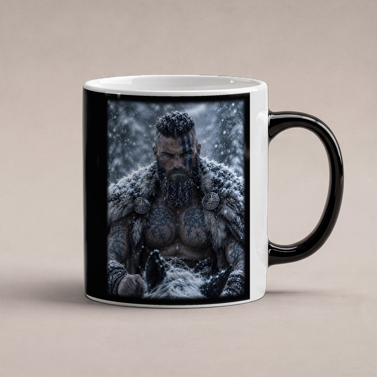 Der Eiskrieger – Black Edition Zaubertasse mit Motiv (heiß), freigestellt