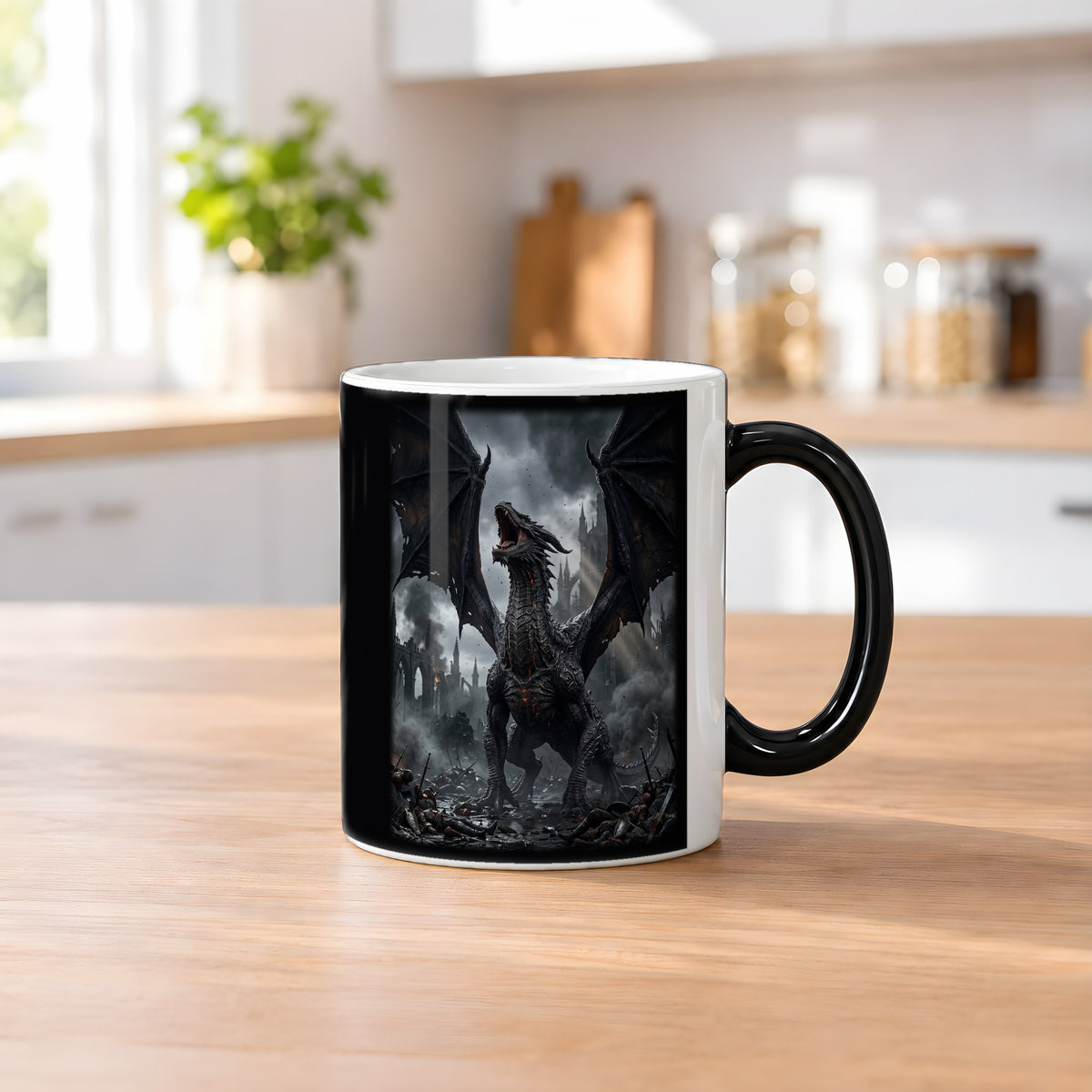 Das Erwachen des Schwarzen Drachen – Black Edition Zaubertasse mit Motiv (heiß), auf dem Küchentresen