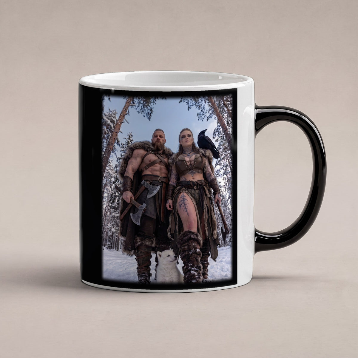 Der erste Winter – Black Edition Zaubertasse mit Motiv (heiß), freigestellt