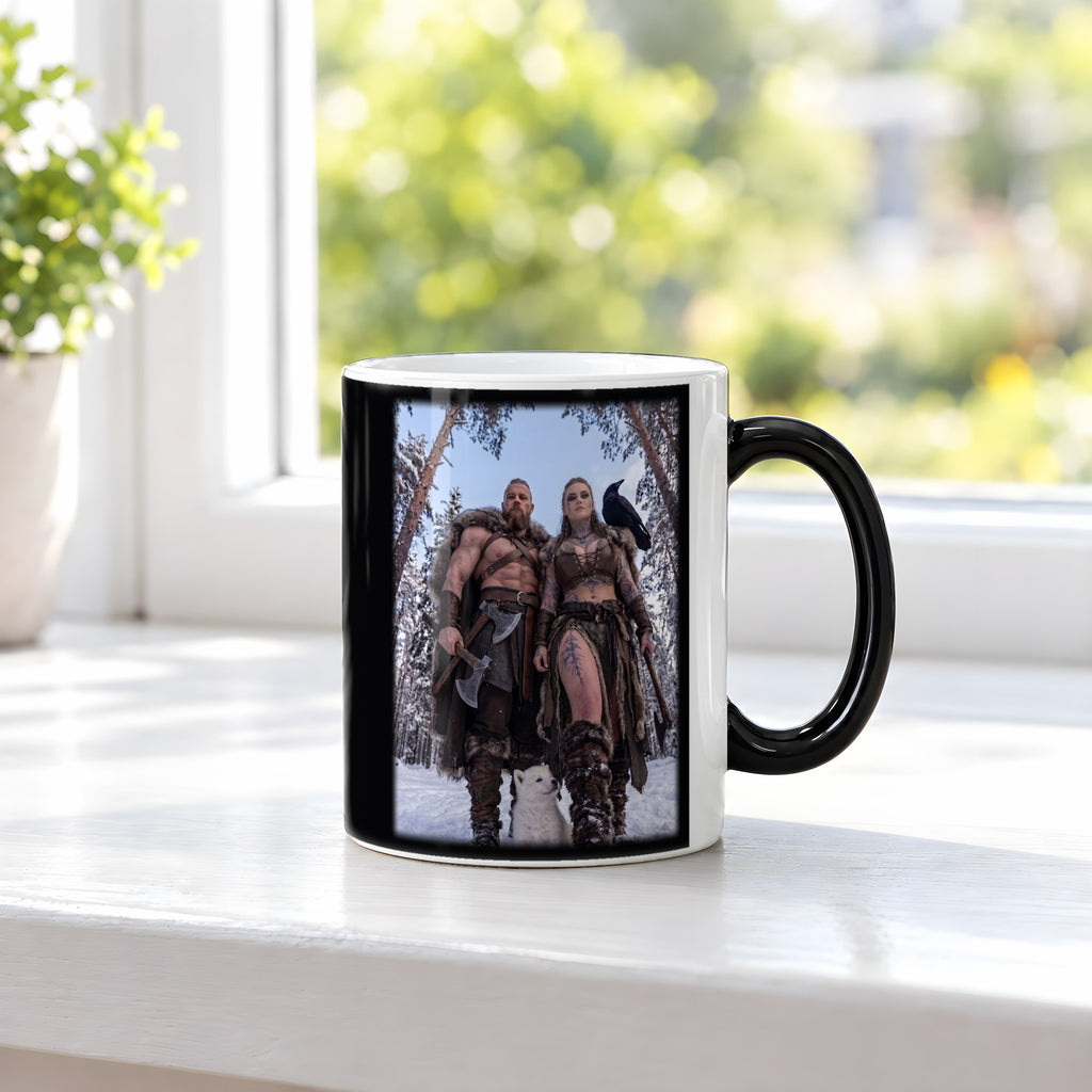 Der erste Winter – Black Edition Zaubertasse mit Motiv (heiß), auf der Fensterbank