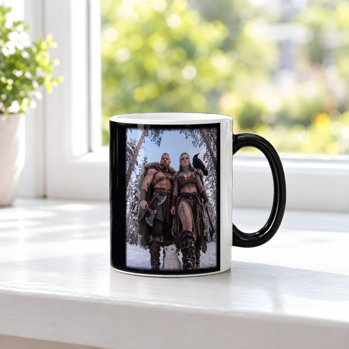 Der erste Winter – Black Edition Zaubertasse mit Motiv (heiß), auf der Fensterbank