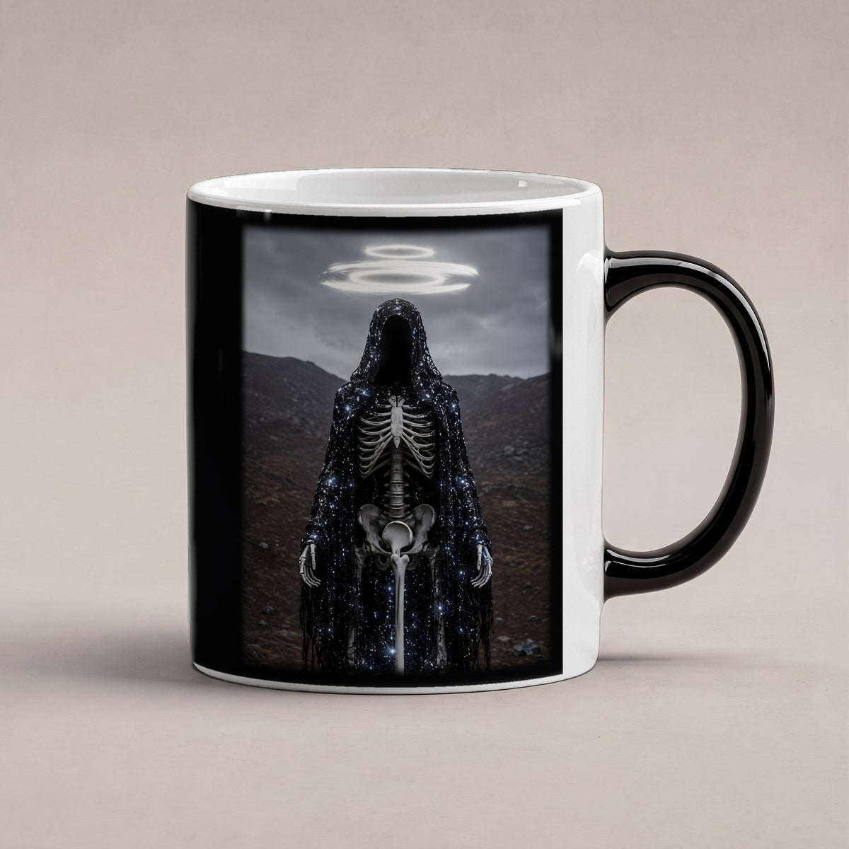 Der Ewige Pilger – Black Edition Zaubertasse mit Motiv (heiß), freigestellt
