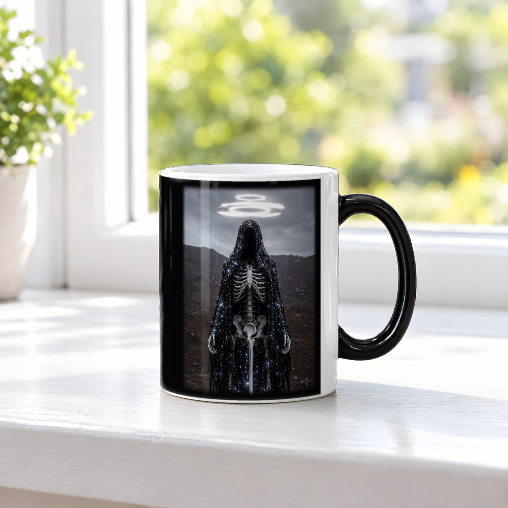 Der Ewige Pilger – Black Edition Zaubertasse mit Motiv (heiß), auf der Fensterbank