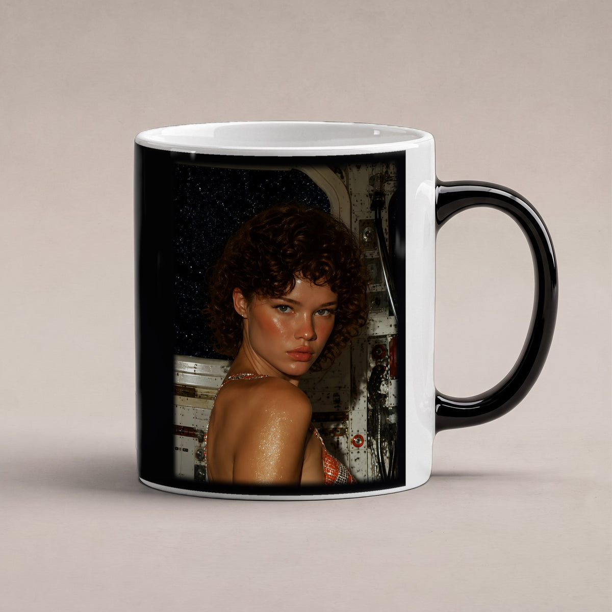 Goldrausch – Black Edition Zaubertasse mit Motiv (heiß), freigestellt