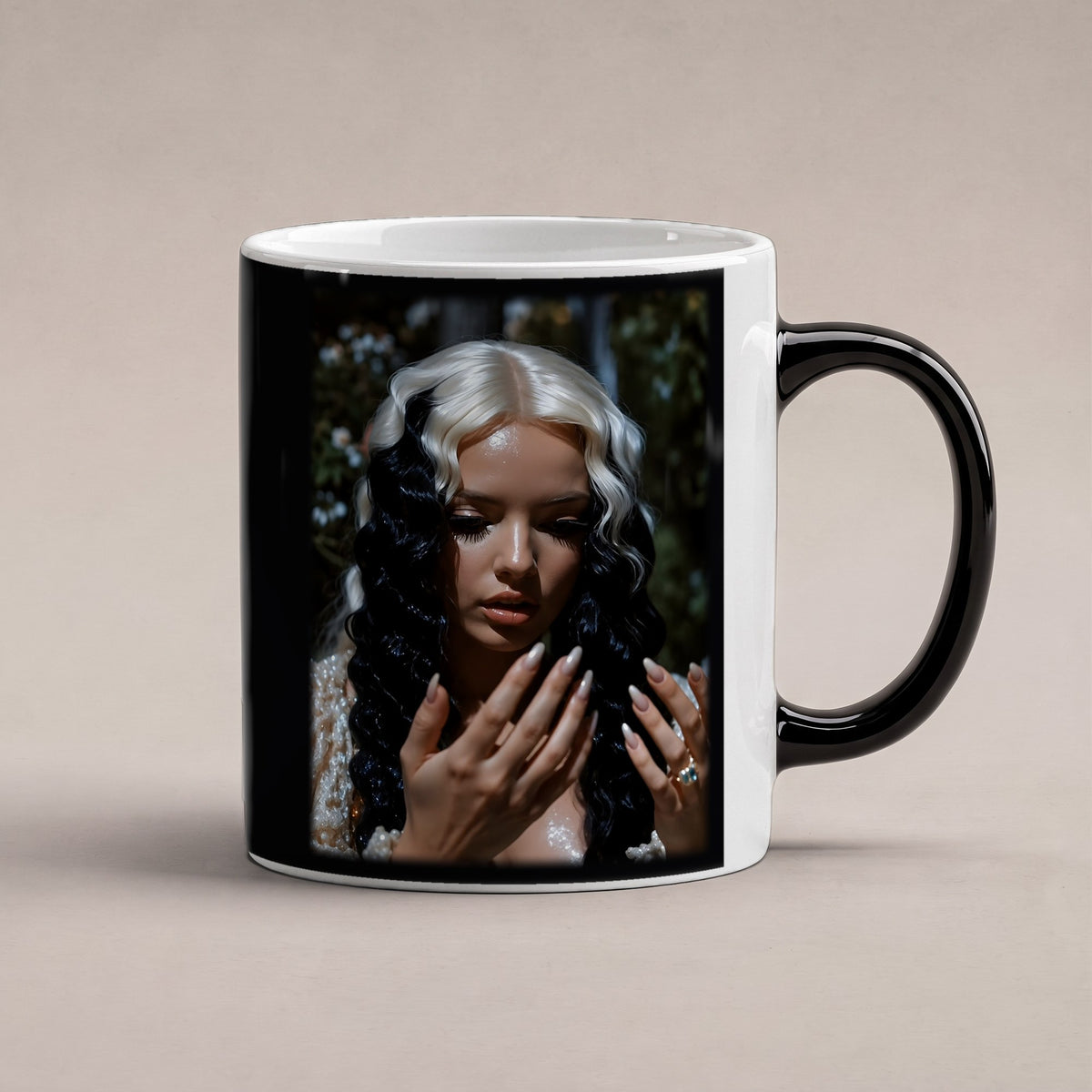Nachtfürstin – Black Edition Zaubertasse mit Motiv (heiß), freigestellt