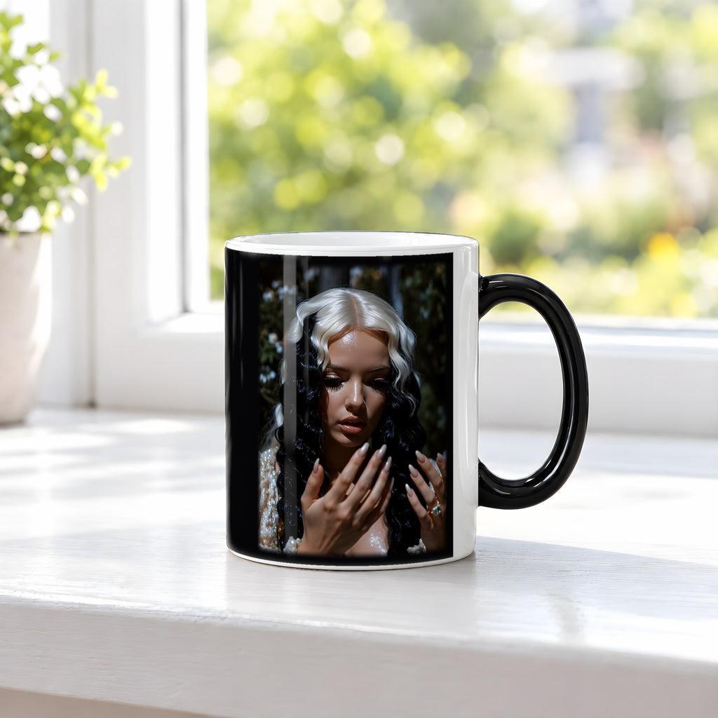 Nachtfürstin – Black Edition Zaubertasse mit Motiv (heiß), auf der Fensterbank