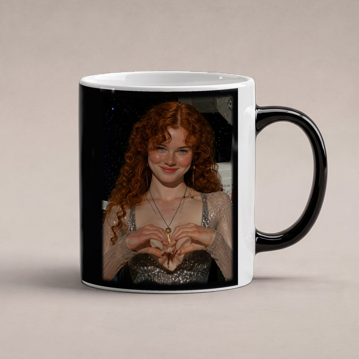 Herzschlag – Black Edition Zaubertasse mit Motiv (heiß), freigestellt