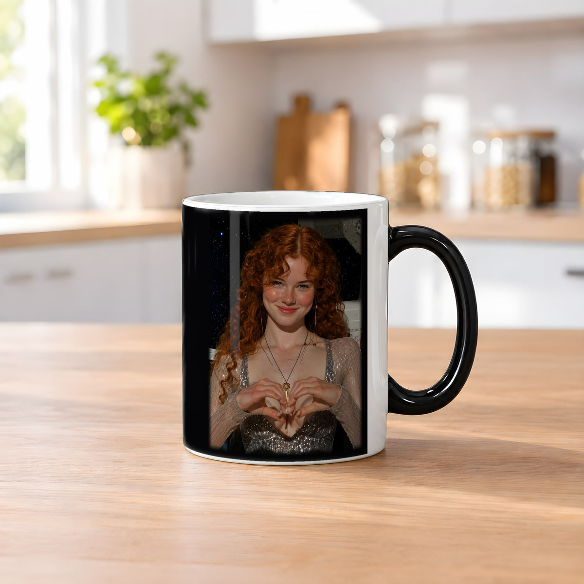 Herzschlag – Black Edition Zaubertasse mit Motiv (heiß), auf dem Küchentresen