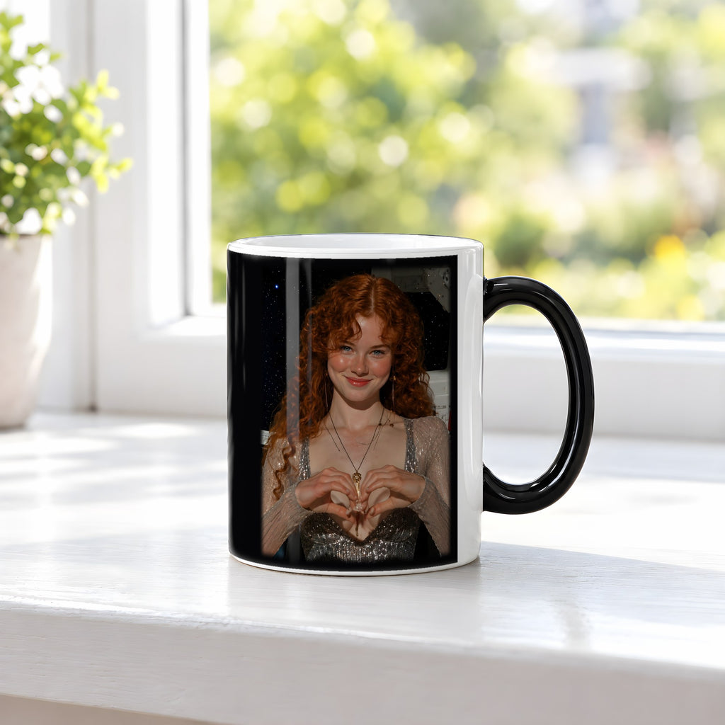 Herzschlag – Black Edition Zaubertasse mit Motiv (heiß), auf der Fensterbank