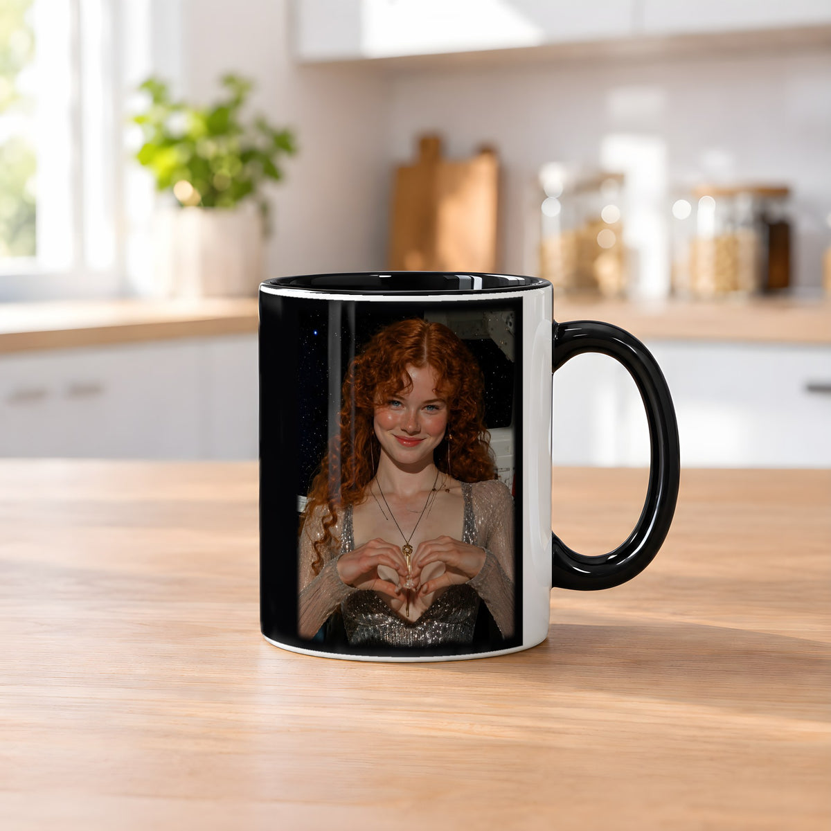 Herzschlag – Tasse innen schwarz, auf dem Küchentresen
