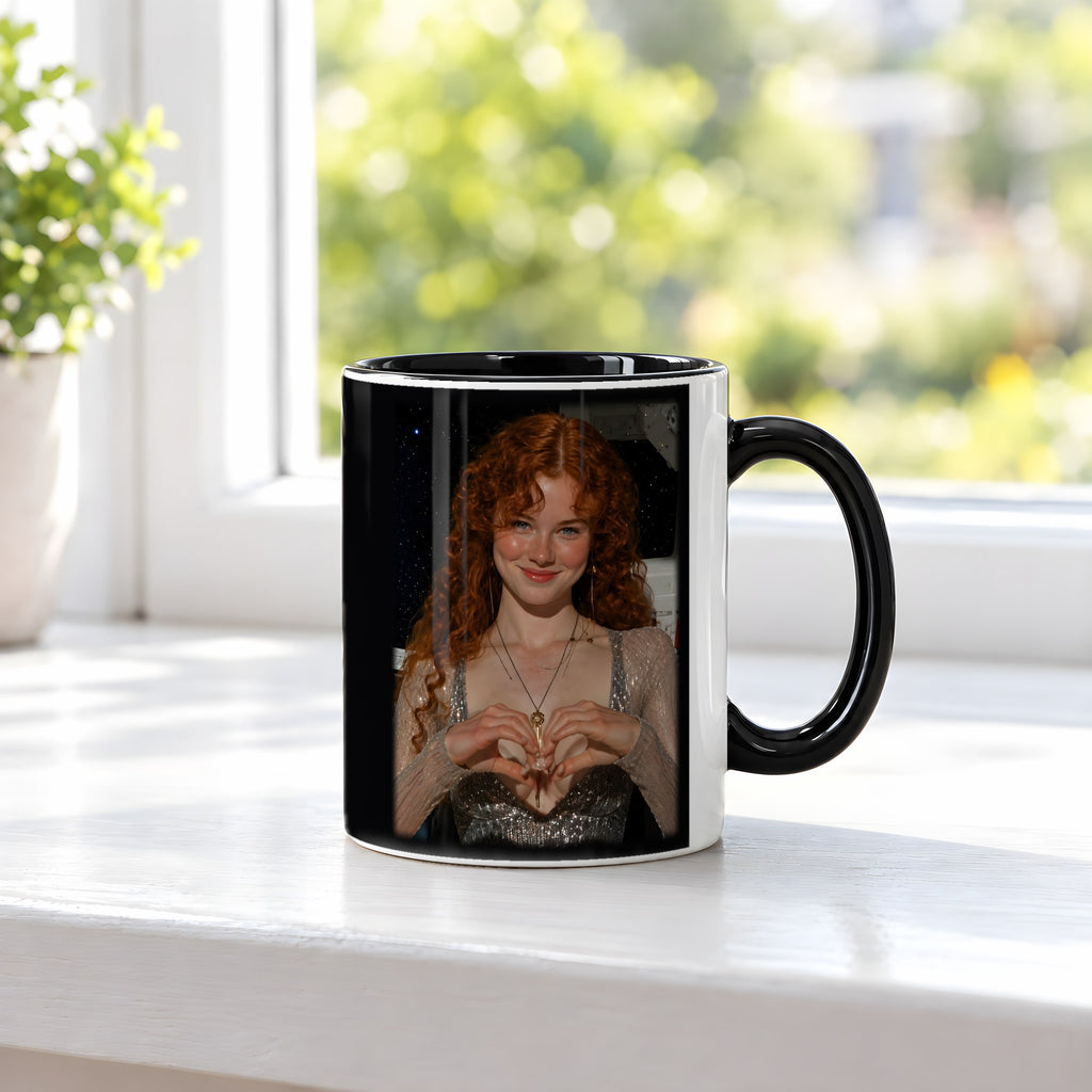 Herzschlag – Tasse innen schwarz, auf der Fensterbank