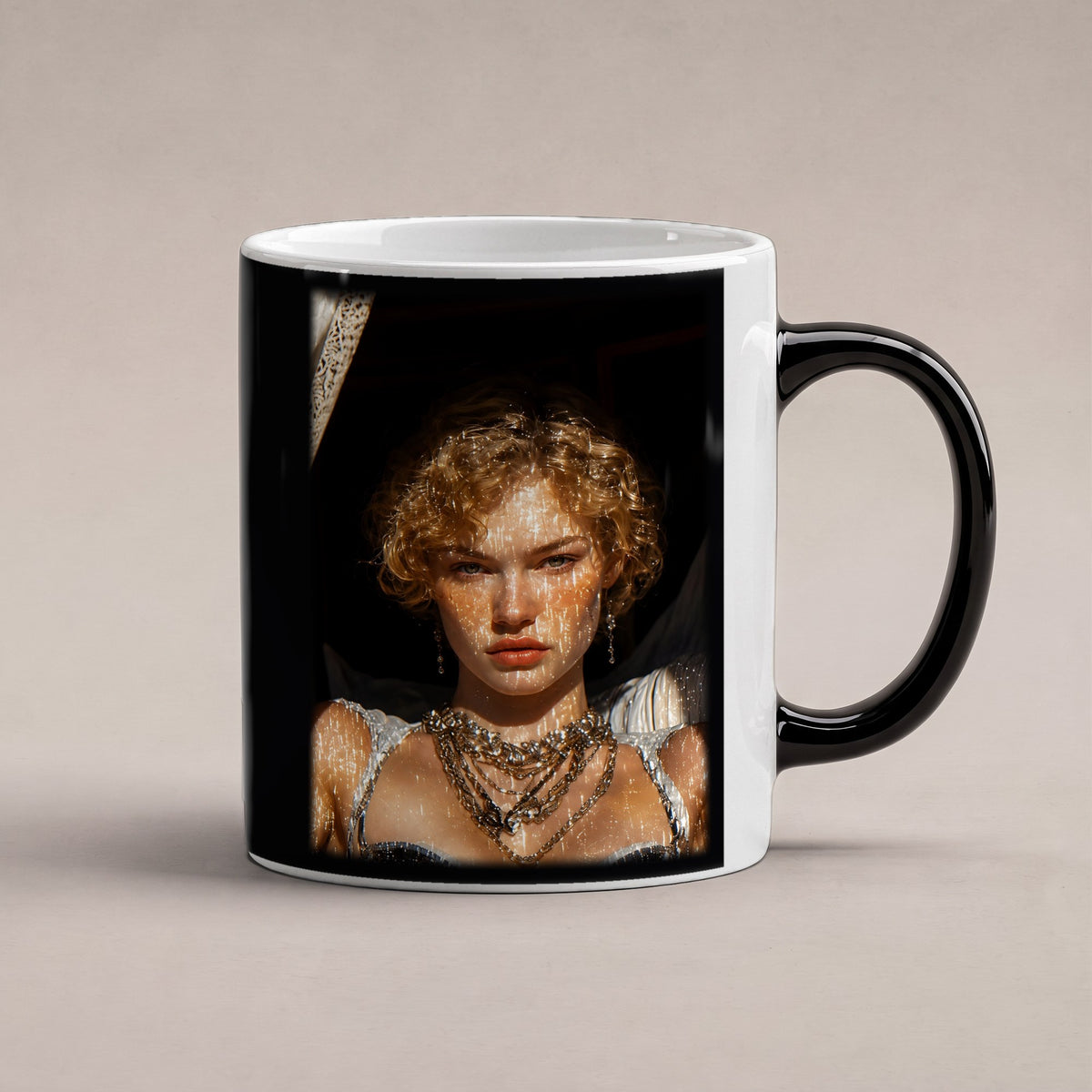 Nachtdiva – Black Edition Zaubertasse mit Motiv (heiß), freigestellt