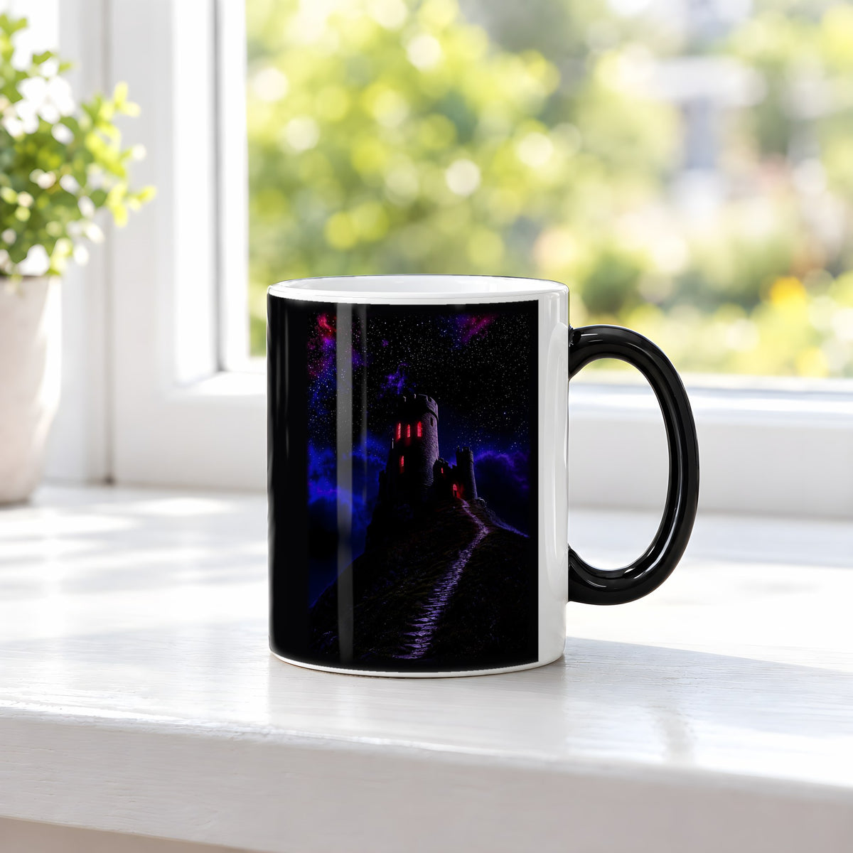 Schattenburg – Black Edition Zaubertasse mit Motiv (heiß), auf der Fensterbank