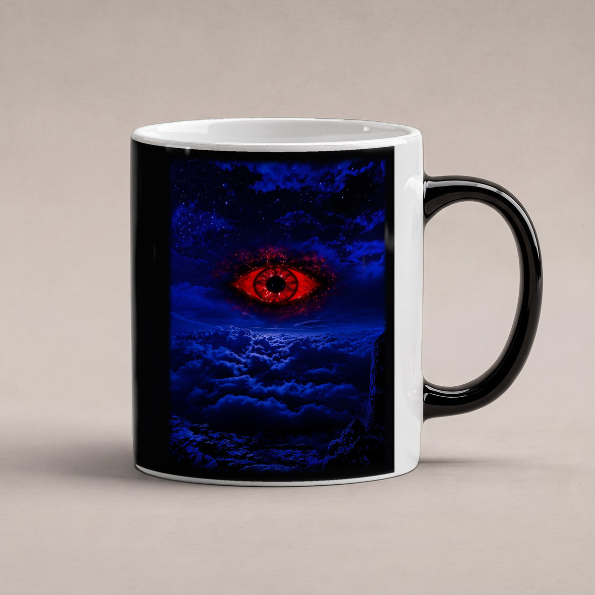 Das Auge im Sturm – Black Edition Zaubertasse mit Motiv (heiß), freigestellt
