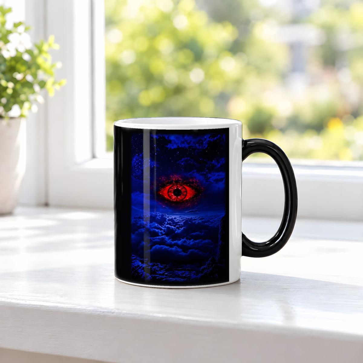 Das Auge im Sturm – Black Edition Zaubertasse mit Motiv (heiß), auf der Fensterbank