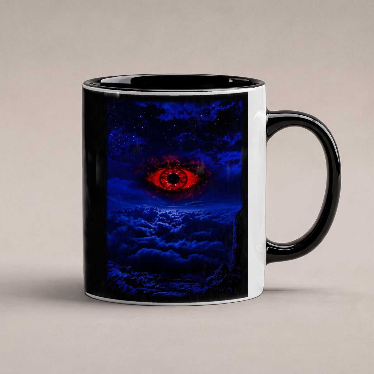 Das Auge im Sturm – Tasse innen schwarz, freigestellt