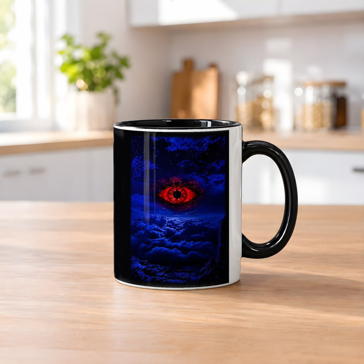 Das Auge im Sturm – Tasse innen schwarz, auf dem Küchentresen