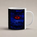 Das Auge im Sturm – weiße Tasse, freigestellt