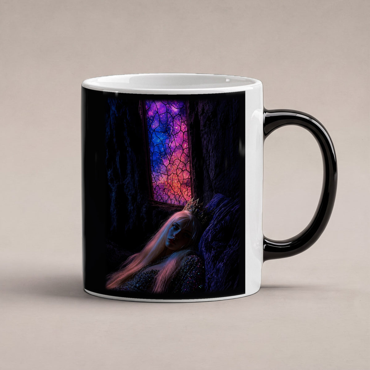 Die Kristallhöhle – Black Edition Zaubertasse mit Motiv (heiß), freigestellt