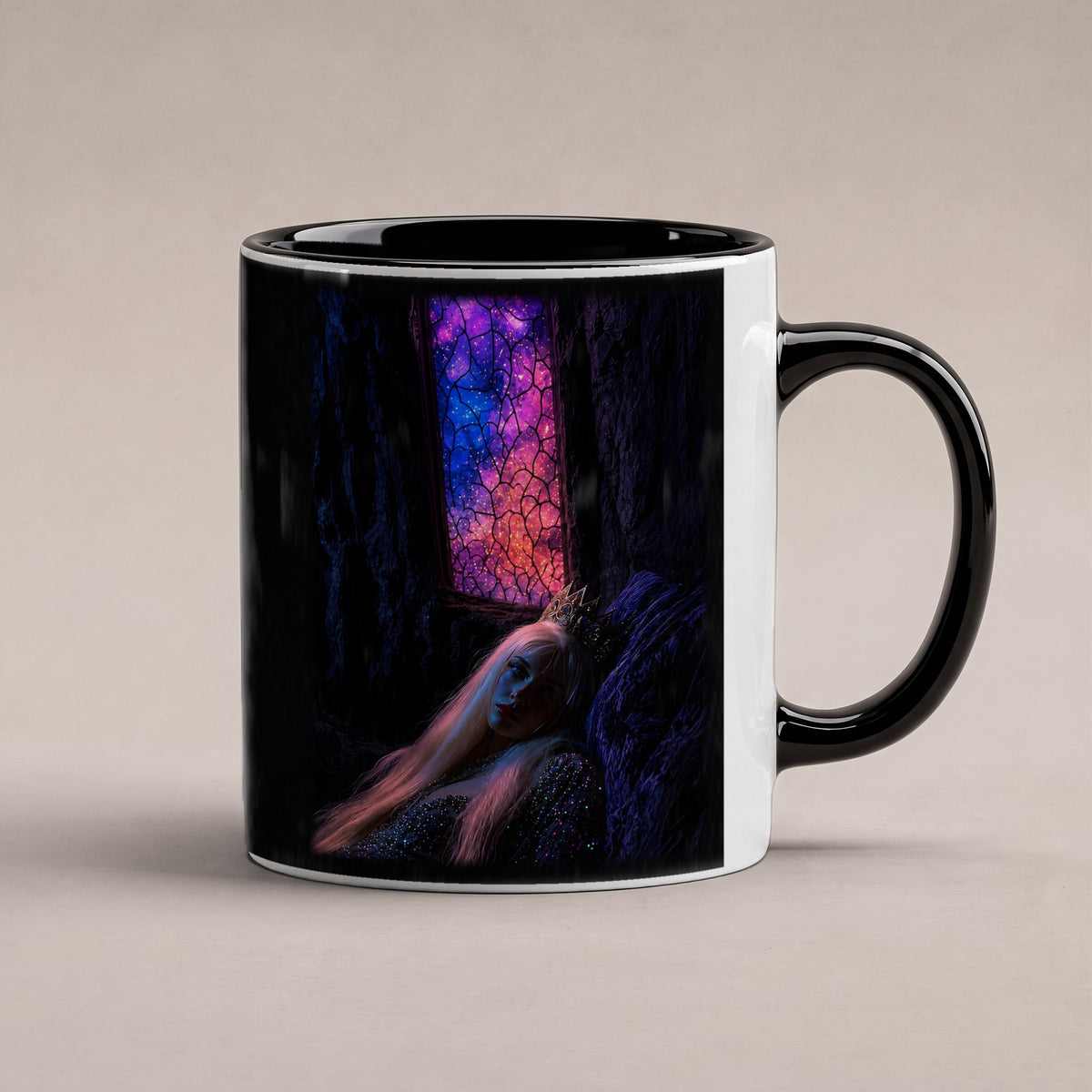 Die Kristallhöhle – Tasse innen schwarz, freigestellt