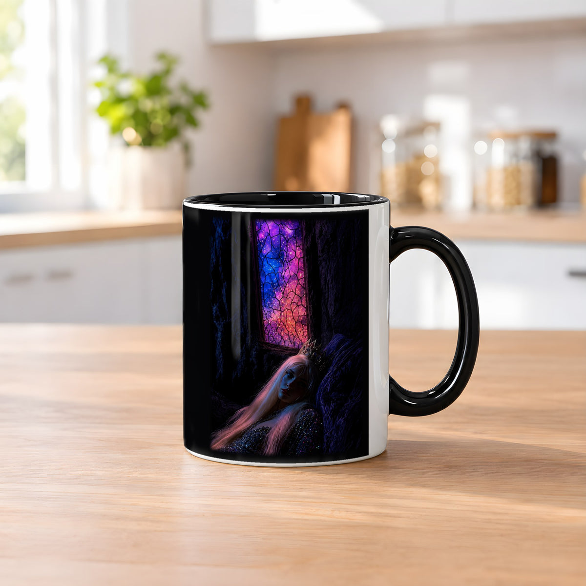 Die Kristallhöhle – Tasse innen schwarz, auf dem Küchentresen
