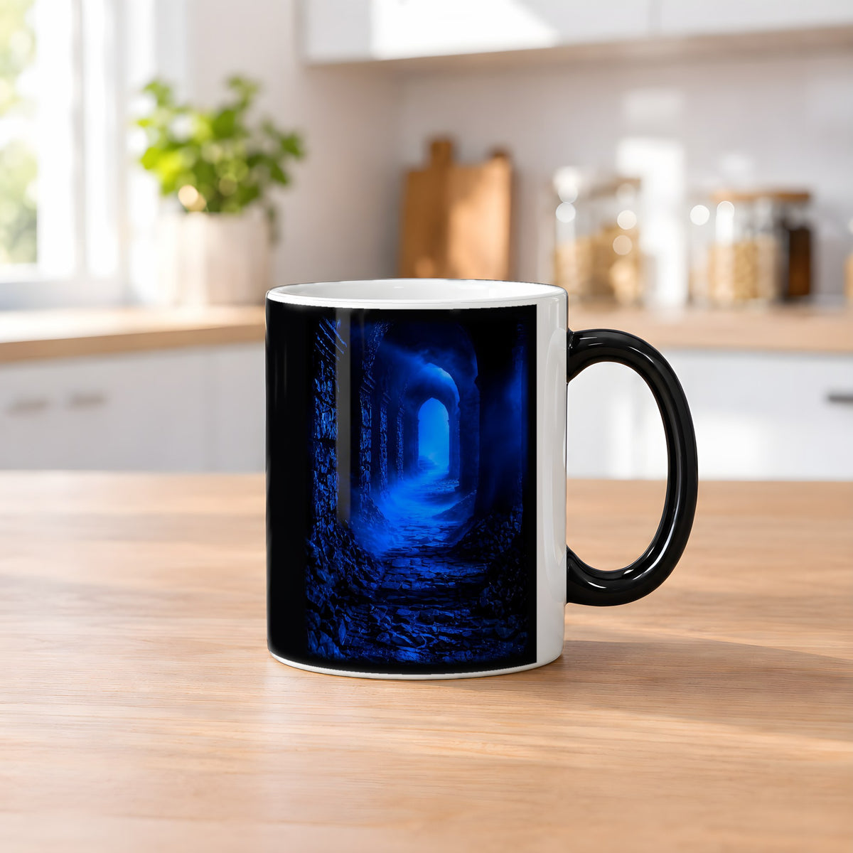 Das blaue Tor – Black Edition Zaubertasse mit Motiv (heiß), auf dem Küchentresen