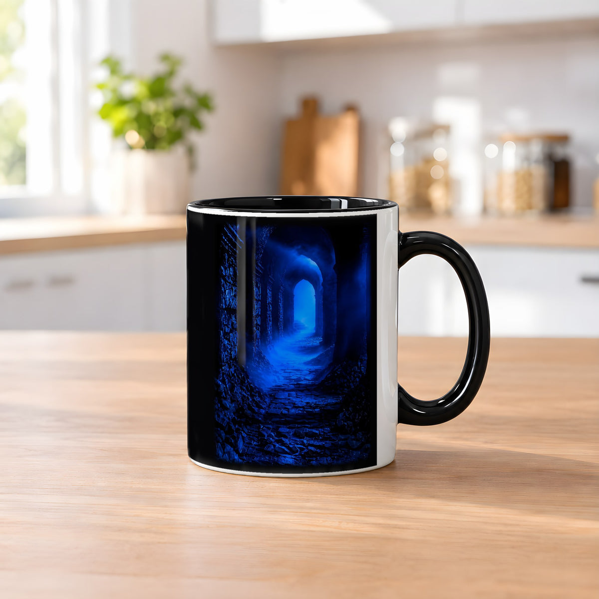 Das blaue Tor – Tasse innen schwarz, auf dem Küchentresen