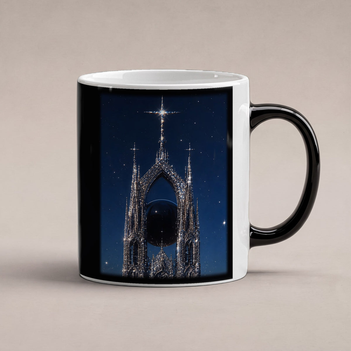 Die Sternenkathedrale – Black Edition Zaubertasse mit Motiv (heiß), freigestellt