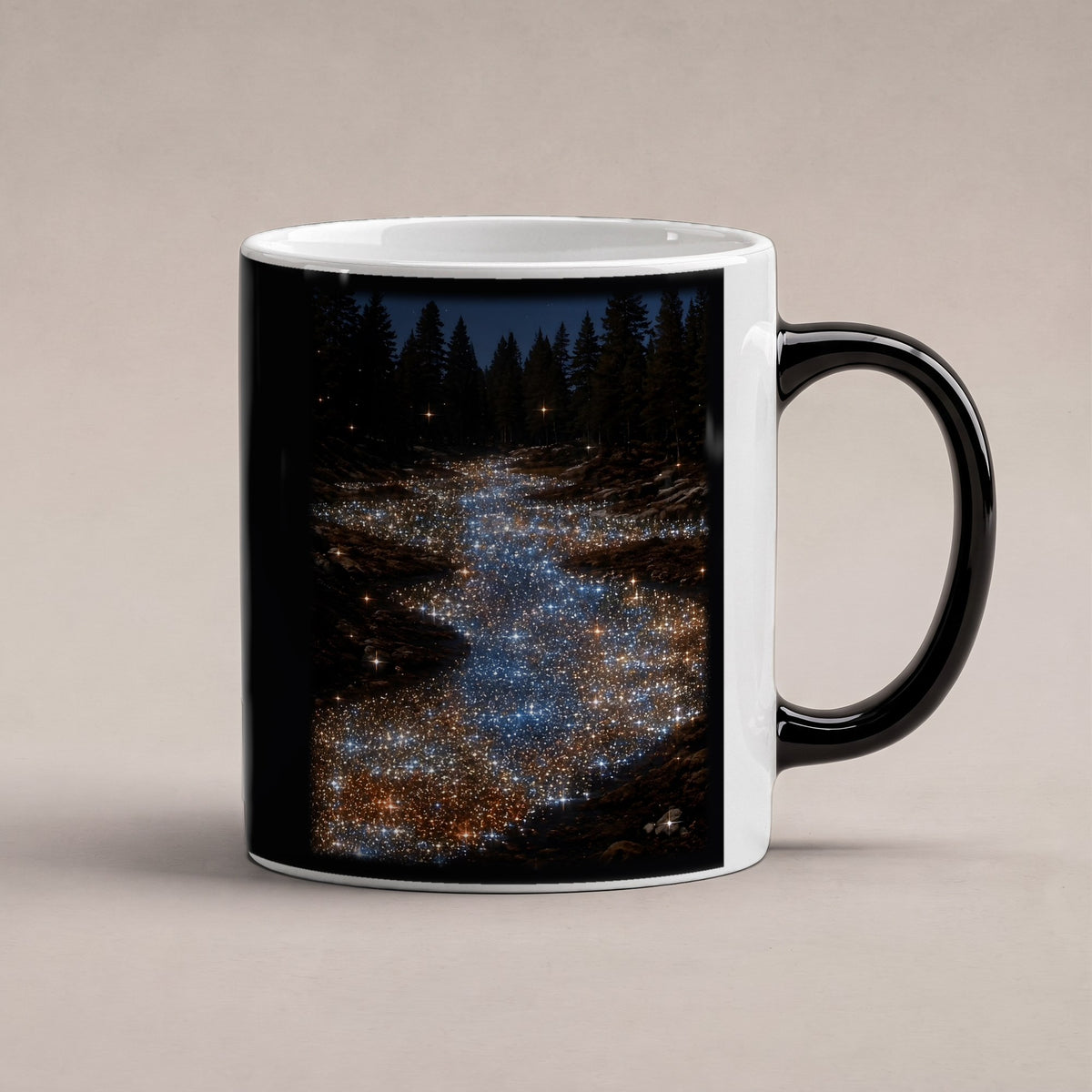 Sternenfluss – Black Edition Zaubertasse mit Motiv (heiß), freigestellt