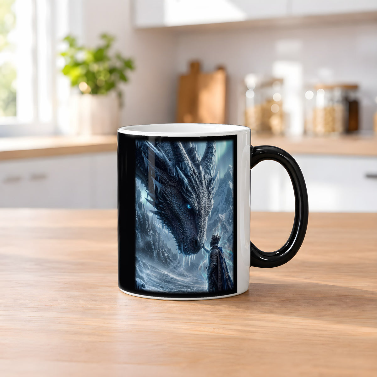 Der Frostpakt – Black Edition Zaubertasse mit Motiv (heiß), auf dem Küchentresen