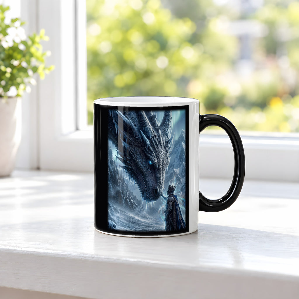 Der Frostpakt – Black Edition Zaubertasse mit Motiv (heiß), auf der Fensterbank