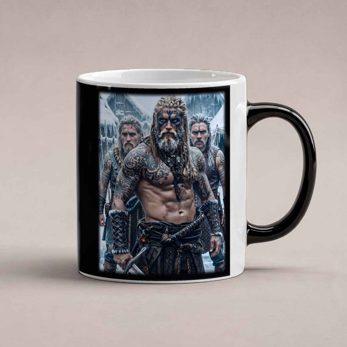 Die Frostbrüder – Black Edition Zaubertasse mit Motiv (heiß), freigestellt