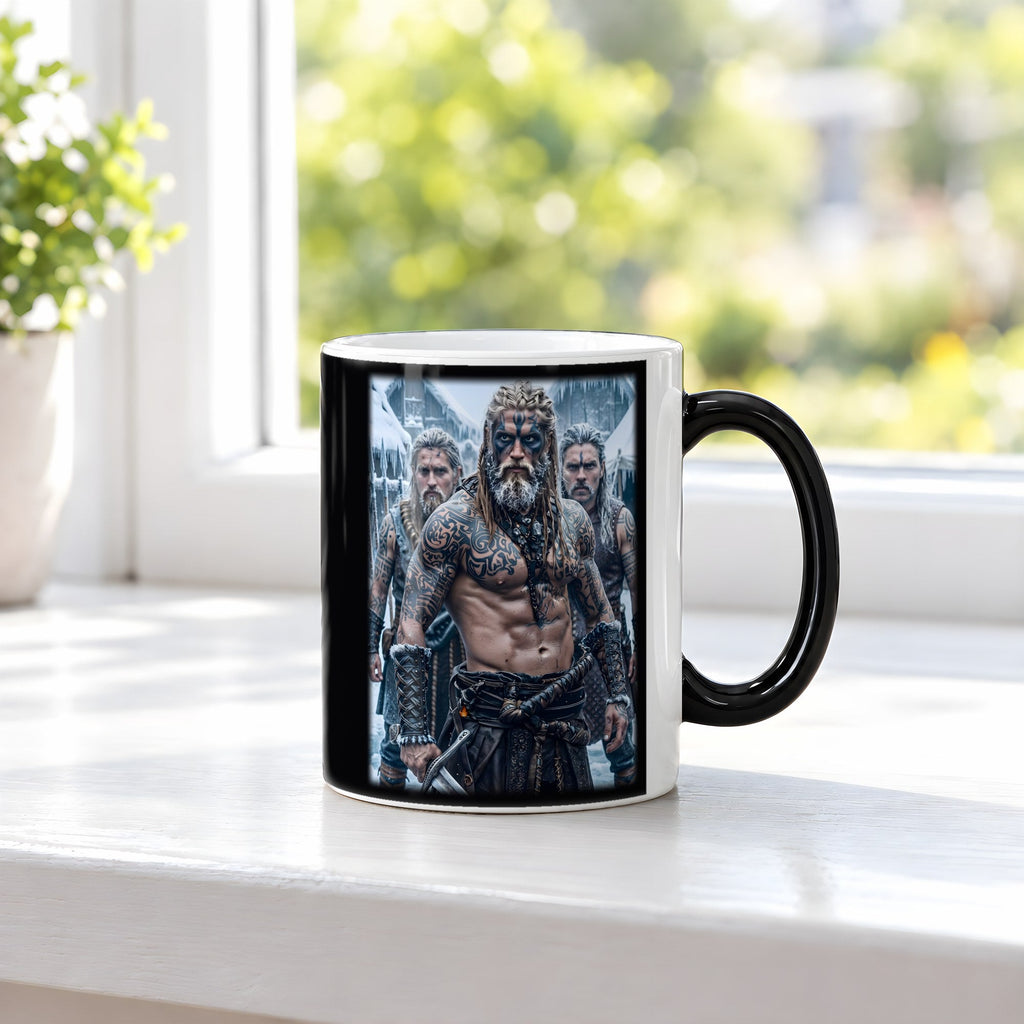Die Frostbrüder – Black Edition Zaubertasse mit Motiv (heiß), auf der Fensterbank