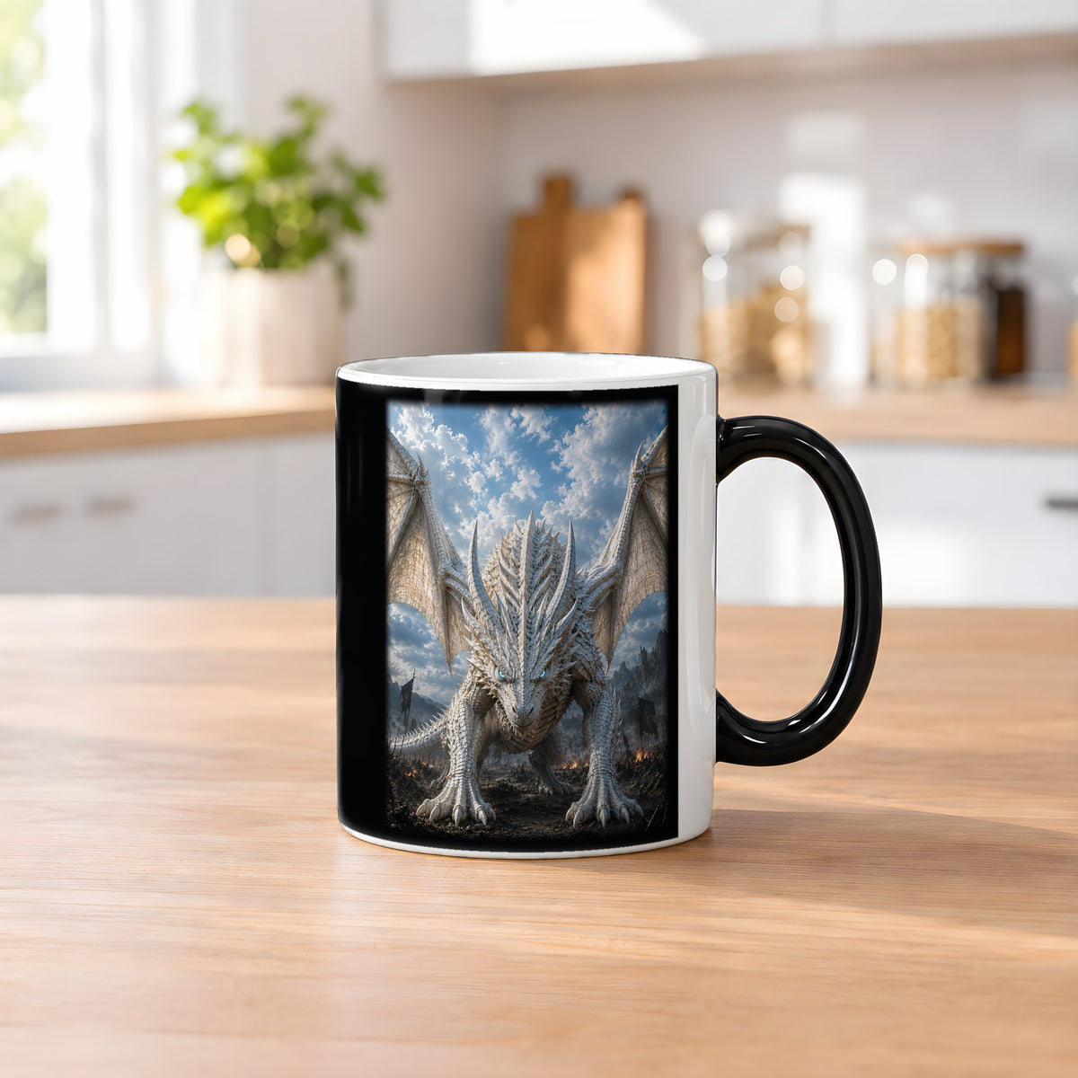 Der Frostwächter – Black Edition Zaubertasse mit Motiv (heiß), auf dem Küchentresen