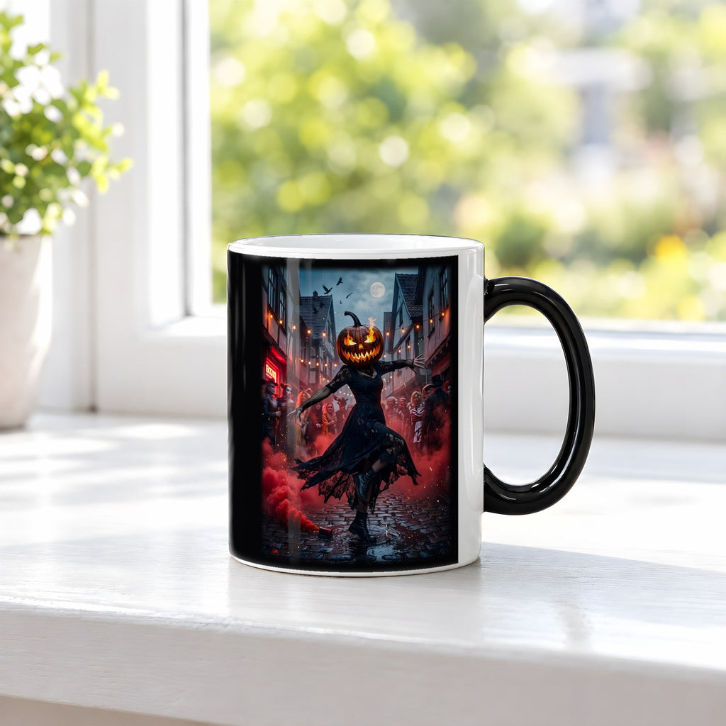 Die Feuertänzerin – Black Edition Zaubertasse mit Motiv (heiß), auf der Fensterbank