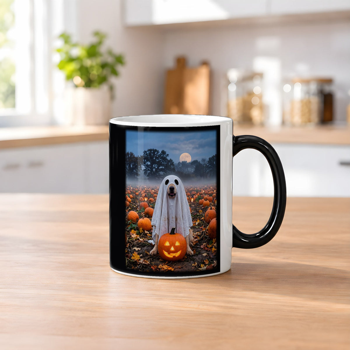 Der Geisterhund – Black Edition Zaubertasse mit Motiv (heiß), auf dem Küchentresen