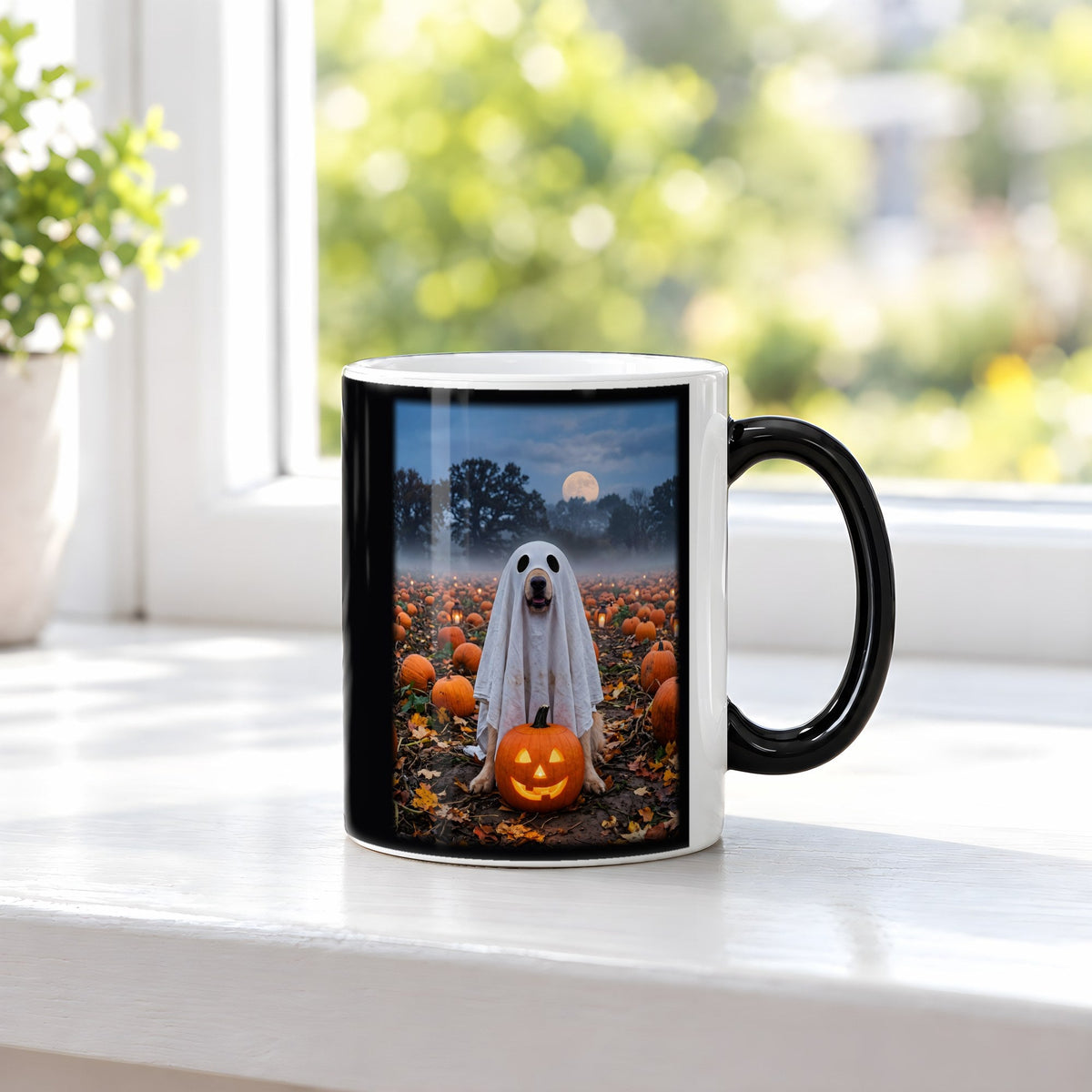 Der Geisterhund – Black Edition Zaubertasse mit Motiv (heiß), auf der Fensterbank