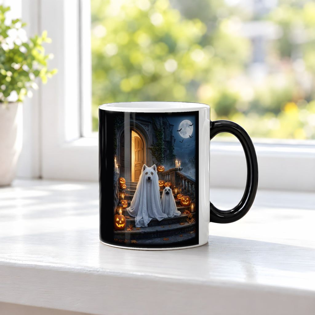 Die Spukhunde – Black Edition Zaubertasse mit Motiv (heiß), auf der Fensterbank