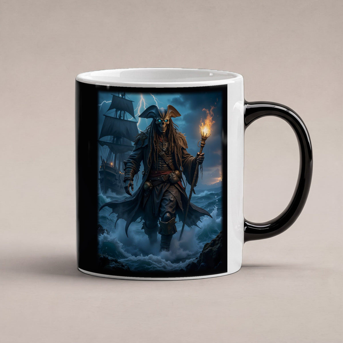 Der Geisterkapitän – Black Edition Zaubertasse mit Motiv (heiß), freigestellt