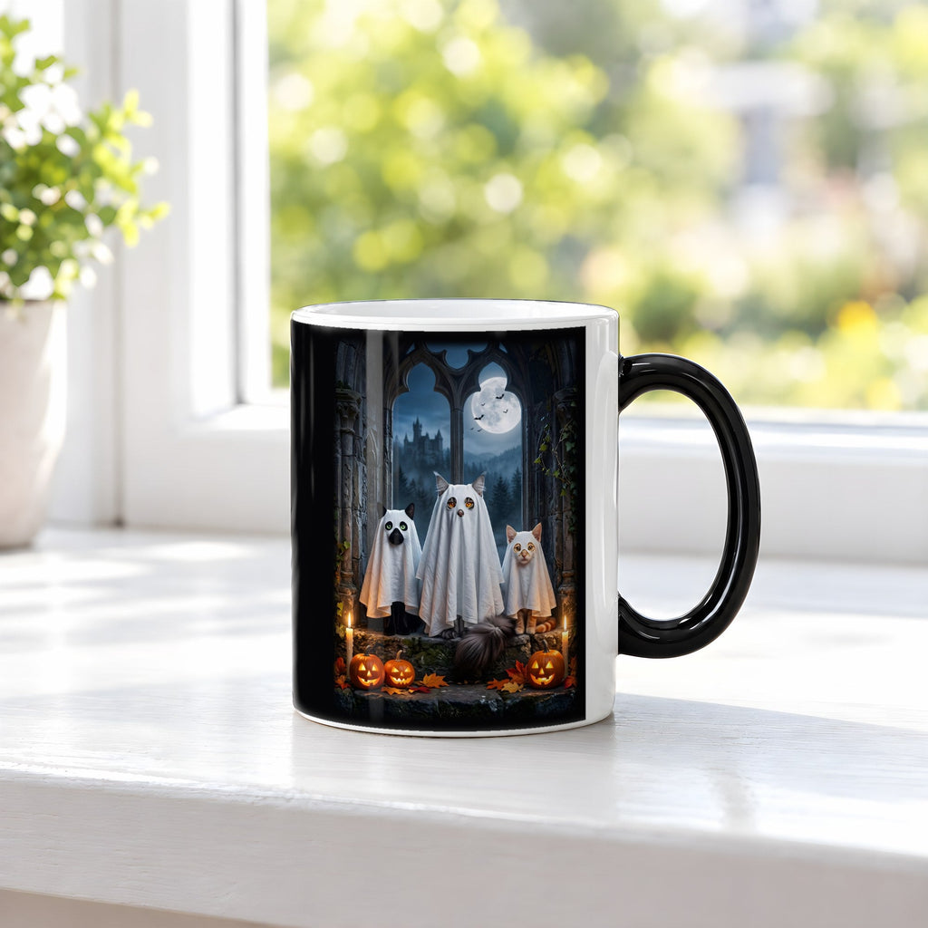 Die drei Katzengespenster – Black Edition Zaubertasse mit Motiv (heiß), auf der Fensterbank