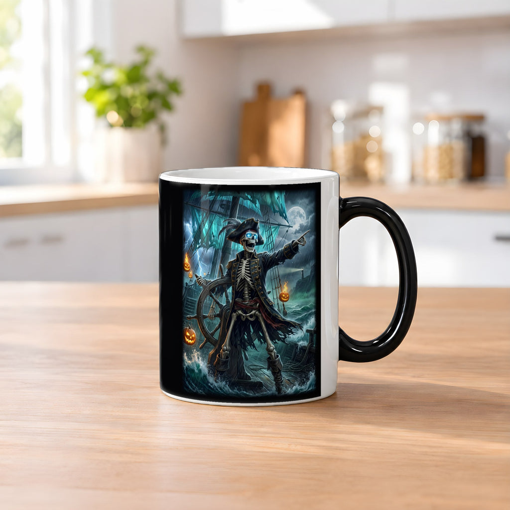 Der Geisterpirat – Black Edition Zaubertasse mit Motiv (heiß), auf dem Küchentresen