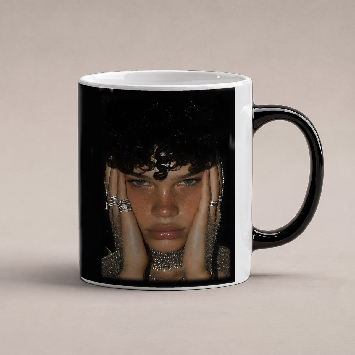 Goldene Stunde – Black Edition Zaubertasse mit Motiv (heiß), freigestellt