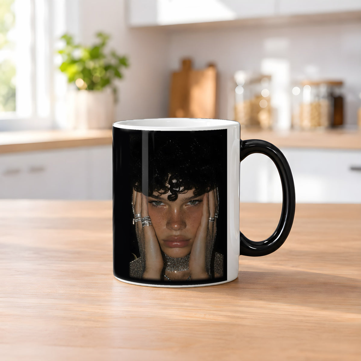 Goldene Stunde – Black Edition Zaubertasse mit Motiv (heiß), auf dem Küchentresen