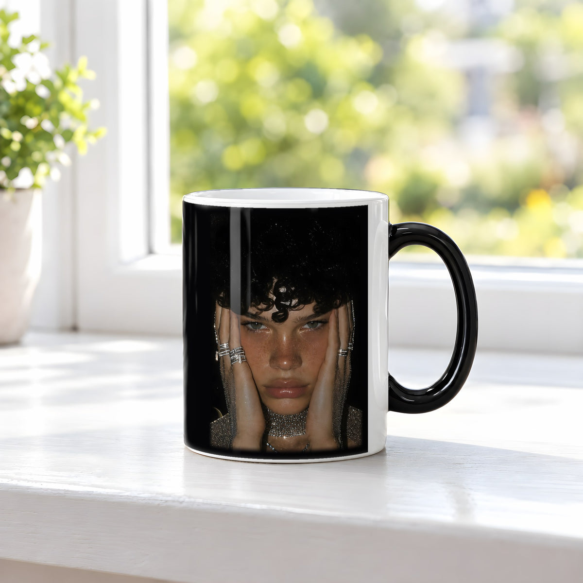 Goldene Stunde – Black Edition Zaubertasse mit Motiv (heiß), auf der Fensterbank